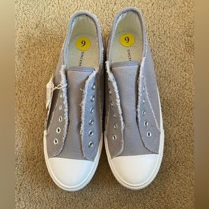 NWT Cute Gray Sneakers